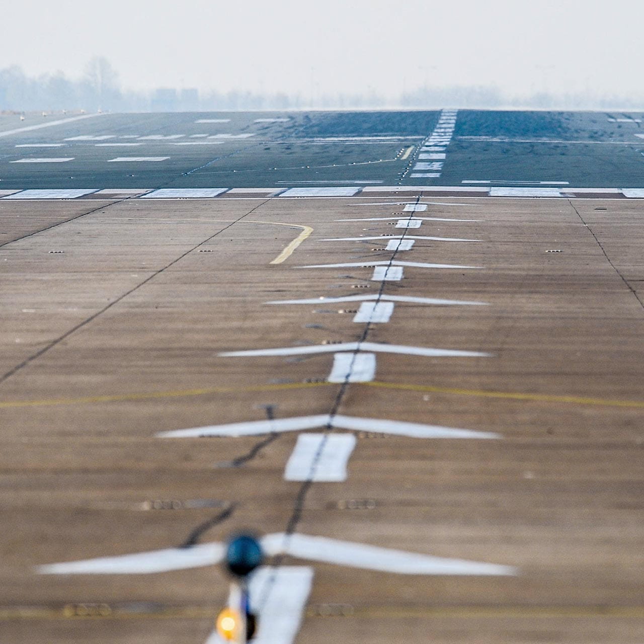Chargement de marchandises dans un avion la nuit
